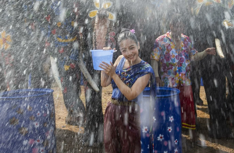 Ini Alasan Songkran di Thailand Identik dengan Perang Siram Air